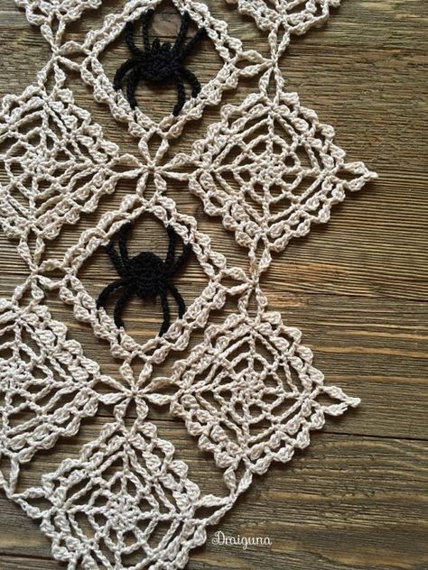 Knit Spider Web, Crochet Spider Web Pattern Free, Crochet Spider Web Pattern, Spider Web Crochet, Crochet Spider Web, Quick Halloween Crafts, Surface Crochet, Black And White Crochet, Crochet Doily Pattern