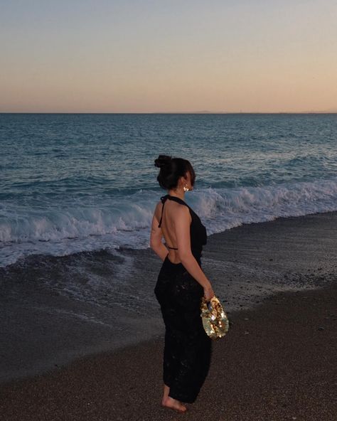 siren 🌊🧜‍♀️🪼🐚 Black Beach Outfit, Comments For Instagram Pic, Mixed Personalities, Comments For Instagram, Beach Dress Photoshoot, Photo Ideas Sunset, Backless Outfit, Dark Beach, Beach Selfie