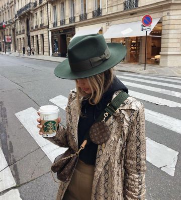 Green Fedora Outfit, Hoodie And Fedora Outfit, Olive Hat Outfit, Women’s Fedora Hat Outfit, Fedora Hat Aesthetic, Green Fedora Hat Outfit, H M Outfits Summer, Fedora Outfits Women, Fedora Hat Outfit Summer