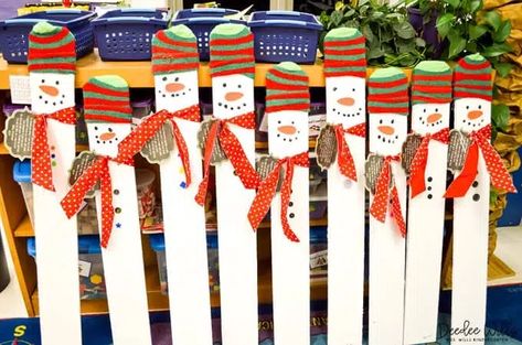 Christmas parent gift: Fence post snowman kindergarten keepsake Snowman Kindergarten, Post Snowman, Fence Post Crafts, Classroom Christmas Gifts, Snowman Posts, Snowman Crafts Preschool, Picket Fence Crafts, Kindergarten Parent, Parents Christmas