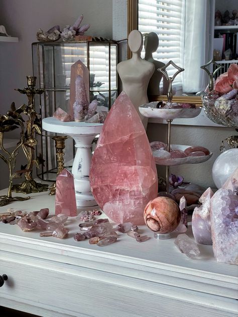 Lady Aphrodite, Crystal Alter, Crystal Room Decor, Crystal Spiritual, Crystal Room, Crystal Vibes, Healing Magic, Crystal Aesthetic, Goddess Decor