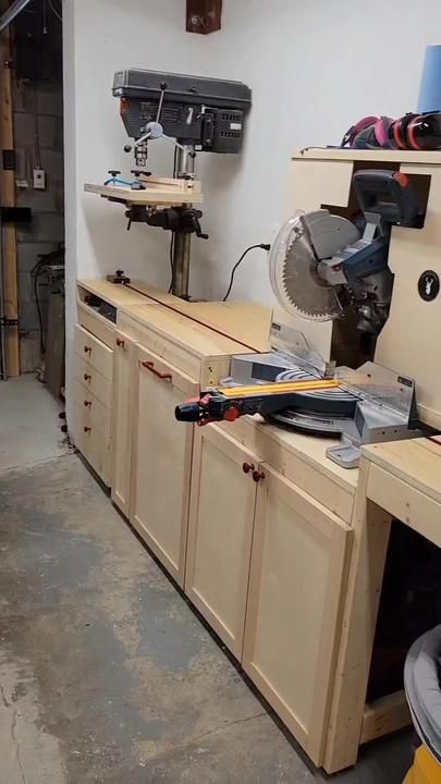 Small Garage Workshop, Woodshop Storage, Basement Shop, Small Woodworking Shop, Diy Montreal, Workbench Diy, Garage Workshop Layout, Garage Workbench Plans, Garage Wall Storage