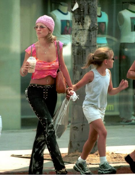 Britney,Out and About,2000 - britney-spears Photo Grunge Style Outfits, Britney Spears Outfits, Soft Grunge Outfits, Lynn Spears, 90s 2000s Fashion, Jamie Lynn Spears, 00s Style, 2000s Outfit, 00s Fashion