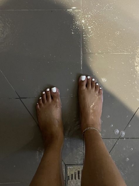 Painted Toes Aesthetic, White Shellac Nails, Shellac Toes, Black Nails Design, White Shellac, Nail Designs Easy Diy, White Pedicure, Mekka Islam, Nails Acrylic Coffin