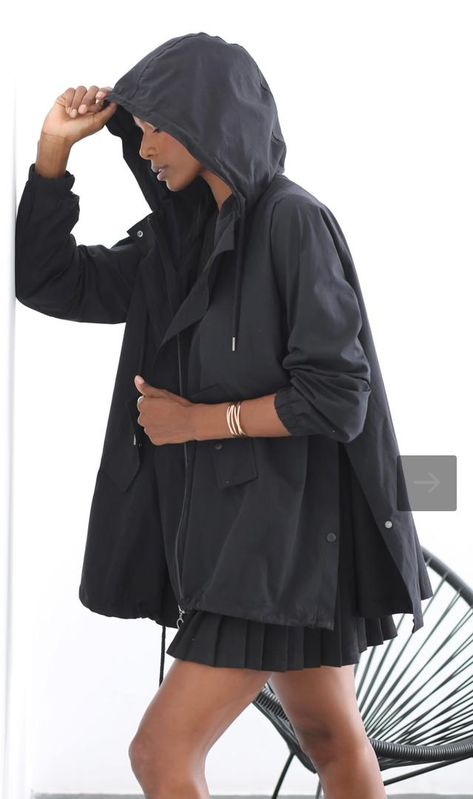 Cute Rain Coat, Rain Jacket Aesthetic, Cape Jacket Outfit, Rain Coat Outfit, Rain Coats For Women, Rain Jacket Outfit, Jackets Outfit, Raincoat Fashion, Rain Outfit