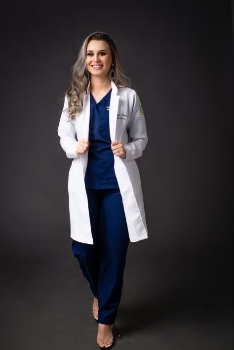 Medical Student Photoshoot, Doctor Photoshoot Medical, Doctor Graduation Pictures, Doctor Photoshoot Ideas, Medical Scrubs Fashion, Áo Blu, Nursing Graduation Pictures, Nurse Photos, College Graduation Pictures Poses