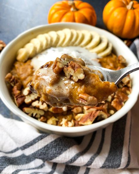 PUMPKIN PIE PROTEIN OATMEAL - Nutritionist Mom Pumpkin Breakfast Recipes, Pumpkin Pie Protein, Pumpkin Pie Oatmeal, Protein Mug Cakes, Butter Sugar Cookies, Pumpkin Breakfast, Protein Oatmeal, Protein Bread, High Protein Low Calorie