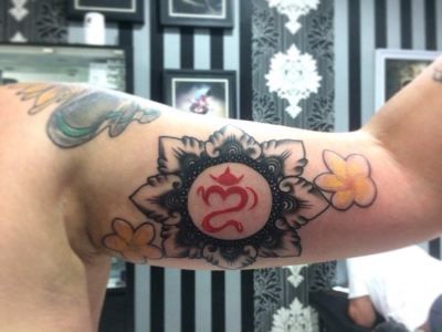 Balinese Om Symbol in red by Padma Tattoo Art – Grace Ink. Tattoos of a Balinese om symbol (ongkara) promise balance and protection. Red Symbolism, Red Lips Tattoo, Heart Outline Tattoo, Balinese Tattoo, Bali Tattoo, Tattoo Guide, Tattoos Pictures, Bali Design, Red Tattoo