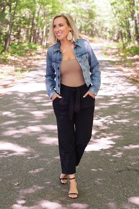 ATHLETA SKYLINE PANTS: 4 SUMMER OUTFIT IDEAS | The Athleta Skyline pants are super-flattering. Made from Athleta's Featherweight Stretch™, the fabric is incredibly soft. 4 summer outfit ideas, inside. | #TheMomEditStyle #AthletaSkylinePants #AthletaFeatherweightStretch #PantsForWork #WorkFromHomeOutfits #SummerOutfitIdeas #GraphicTeeOutfitIdeas #BodysuitOutfits #DenimJacketOutfits #KimonoOutfits Athleta Skyline Pant Outfit, Athleta Outfit, Ankle Pants Outfit, Athleta Outfits, Mom Edit, Walking Outfits, Denim Jacket Outfit, Leopard Print Leggings, Joggers Outfit