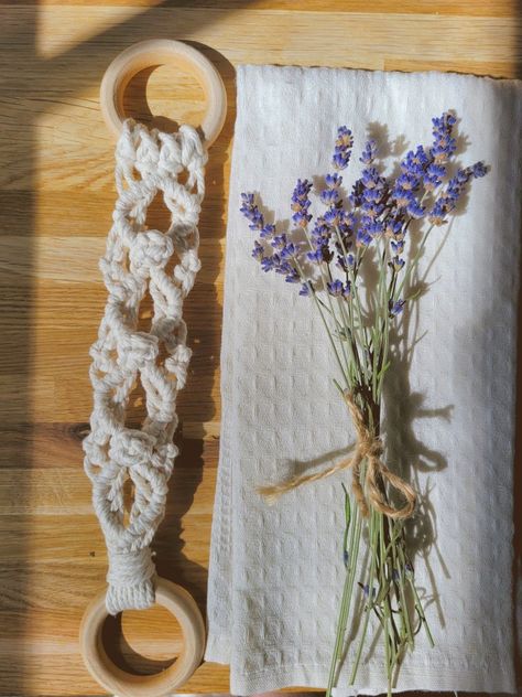 Macrame towel hanger/holder, made from 3mm cotton cord and wooden rings, lavender flowers, and coffee towel by side. Macrame Towel Holder Patterns, Macrame Kitchen Towel Holder Diy, Macrame Towel Hanger Tutorial, Macrame Towel Holder Tutorial, Macrame Tea Towel Holder, Macrame Paper Towel Holder, Macrame Towel Hanger, Diy Towel Holder, Macrame Towel Holder