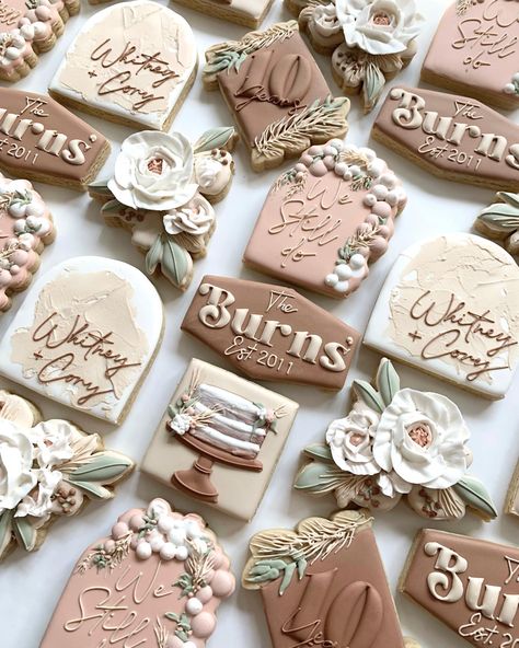 •Jill Jermyn• Bobcaygeon, ON (@oh.sugar.cookieco) • Instagram photos and videos 60th Anniversary Cookies, Anniversary Cakes Ideas Couple, Wedding Cookies Decorated, Cookie Pan, Anniversary Cookies, Wedding Cake Cookies, Crazy Cookies, Diy Bride, Sugar Cookie Designs