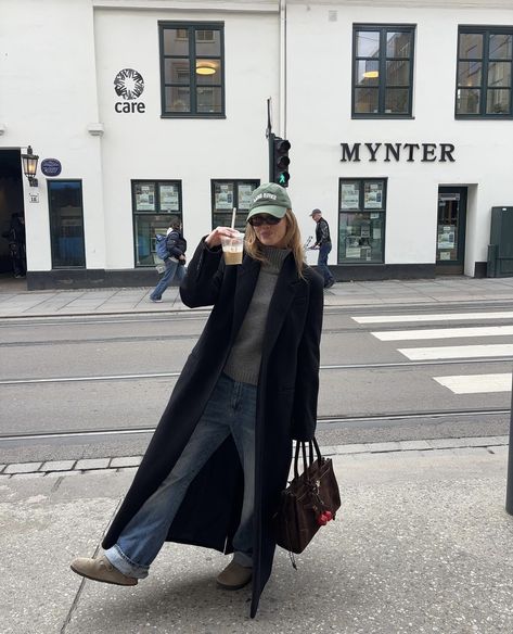 Birkenstock Winter Outfit, Long Coat Winter Outfit, Black Birkenstock Clogs Outfit, City Outfits Winter, Birkenstock Outfit Winter, Coat Winter Outfit, Black Birkenstocks, Birkenstock Clogs Outfit, Birkenstock Clogs