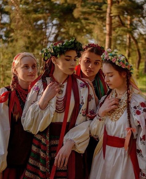 tradtional fashion in ukrain Polish Wedding Traditions, Russian Traditional Clothing, Slavic Clothing, Ukrainian Wedding, Polish Clothing, Polish Wedding, Ukrainian Culture, Russian Clothing, Slavic Folklore