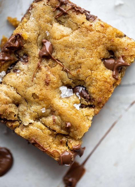 These brown butter chocolate chip cookie bars are chewy, chocolately and sprinkled with flaky salt. What else do you need in life?! Chocolate Chip Cookie Bar Recipe, Brown Butter Chocolate Chip, Brown Butter Cookies, Brown Butter Chocolate Chip Cookies, Chocolate Chip Bars, Chocolate Chip Cookie Bars, Chewy Chocolate Chip, Chewy Chocolate Chip Cookies, Cookie Bar Recipes