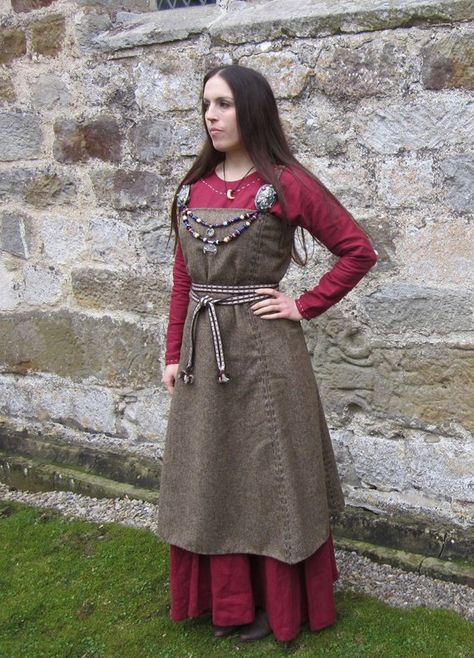 Unusual Historicals: Everyday Fashions: The Vikings + flash giveaway Viking Apron, Viking Apron Dress, Norse Clothing, Costume Viking, Aged Clothing, Viking Garb, Viking Dress, Medieval Clothes, Viking Costume