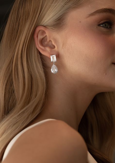 Our beautiful minimal crystal earrings are the perfect accessory for your wedding day. Complete your bridal day look with modern diamond earrings.
SHOP NOW: www.lolaknight.com

#Bride #bridalearrings #weddingearrings #bridetobe #Weddingjewellery #pearlbridalearrings Modern Wedding Earrings, Modern Diamond Earrings, Bridal Earrings Silver, Bridal Drop Earrings, Silver Bridal Earrings, Bridal Attire, Crystal Bridal Earrings, Bridesmaid Pearls, Bridal Accessories Jewelry