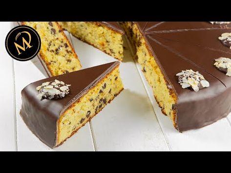 Eine sensationell leckere Vanilletorte mit Mandeln, Schokostückchen und einem Überzug aus Marzipan und Schokolade – einfach nur köstlich! Marcel Paa, Keto Cakes, Keto Cake, Brownie Cake, Baking And Pastry, Cookie Cake, Marzipan, Cake Recipes, Fondant