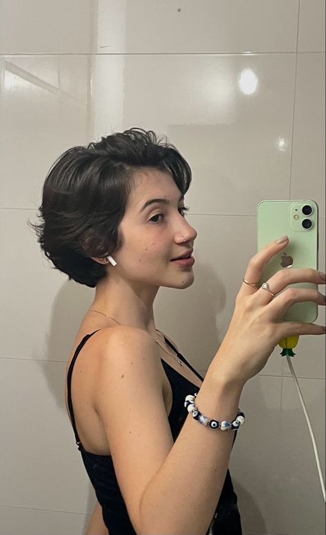 Criminology Haircut For Women, Latina Pixie Haircut, Hair Trends For 2024, Pixie Haircut For Straight Hair, Bixie Haircut Girl, Pixie Haircut Straight Hair, Bixie 90s Haircut, Latina Short Hair, Pixiecut Hairstyles