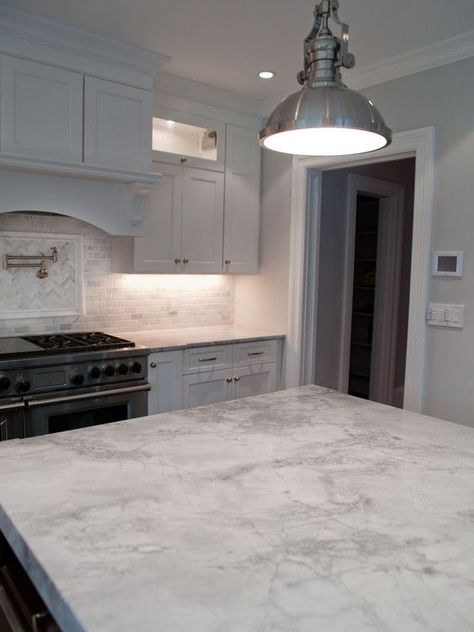 Super White Granite Countertop Ideas for your Kitchen Kitchen Countertops Granite Colors, Super White Granite, Dragon Fashion, Granite Countertops Colors, Countertops Granite, Kitchen Remodel Countertops, Marble Countertops Kitchen, White Kitchen Remodeling, Kitchen Countertop Materials