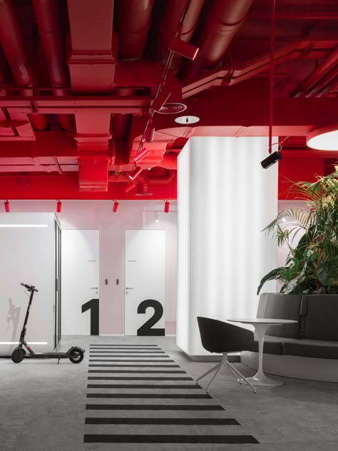 Design Agency Interior, Industrial Waiting Area, Gym Office Design, Office Wall Ideas, Red Office, Open Ceiling, Gym Interior, Studios Architecture, Deco Studio