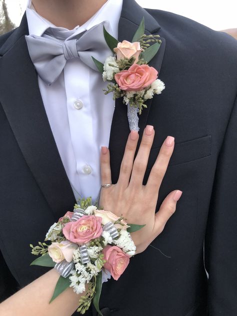 Homecoming Corsage Ideas 2023, Blush Pink Corsage And Boutonniere, Dusty Pink Boutonniere, Light Pink Prom Corsage, Dusty Pink Corsage, Light Pink Corsage, Pink Corsage And Boutonniere, Wrist Corsage Ideas, Prom Corsage Pink