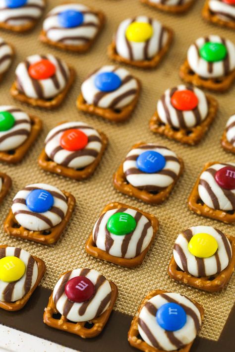 Hugs And Pretzels, Pretzel Square Treats, Pretzel With M&m, Hugs Pretzels M&m, Pretzel Hershey Kiss M&m Recipes, Pretzel Rolos M&m, Pretzel M&m, M&m Pretzels, M M Pretzel Treats