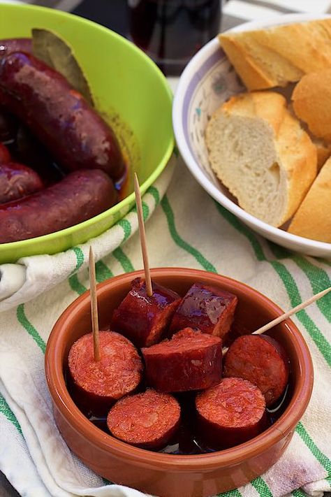 Spanish chorizo in red wine - Chorizo al vino tinto – The Tasty Chilli Spanish Tapas Recipes, Spanish Chorizo, Gastronomy Food, Tapenade Recipe, Tapas Menu, Chorizo Recipes, Tapas Dishes, Tapas Restaurant, Bite Size Appetizers