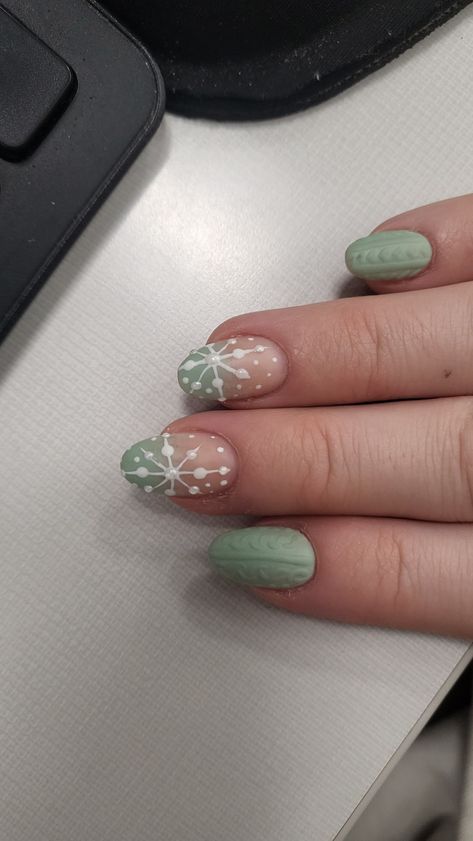 Sweater snowflake gel nails Green Snowflake Nails, Green Sweater Nails, Snowflake Gel Nails, Green Christmas Nails, Ideas Uñas, Sweater Nails, Nail Care Routine, Snowflake Nails, Green Nails