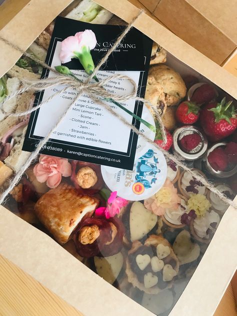 Cream Tea Box Ideas, High Tea Box Ideas, Afternoon Tea Boxes, Afternoon Tea In A Box Ideas, Afternoon Tea Box Ideas, Tea Box Ideas, Diy Afternoon Tea, Mini Lemon Tarts, Afternoon Tea Hamper