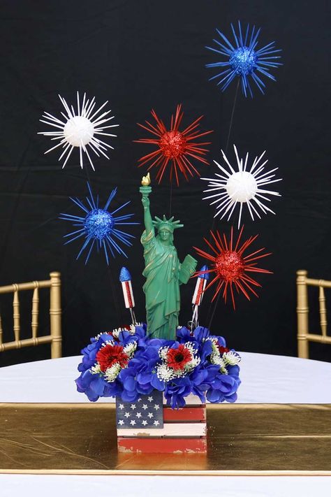 Statue of Liberty Fireworks Usa Centerpieces, Fireworks Centerpiece, Blue Hydrangea Bush, Christmas Candle Centerpiece, Patriotic Centerpieces, York Christmas, American Flag Wood, American Symbols, Unique Centerpieces