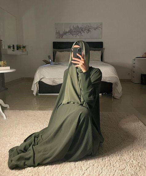 Green Abaya Aesthetic, Green Abaya Outfit, Dark Green Abaya, Halal Outfits, Green Abaya, Abaya Outfit, Hijabi Fits, Army Green Dress, Stile Hijab