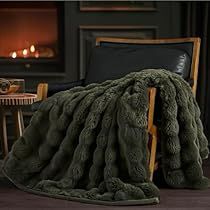 Faux Blanket Fur Throw, Faux Fur Christmas Decor, Throw For Bed, Bubble Blanket, Blankets For Couch, Sofa Green, Fuzzy Blanket, Faux Fur Throw Blanket, Soft Luxury