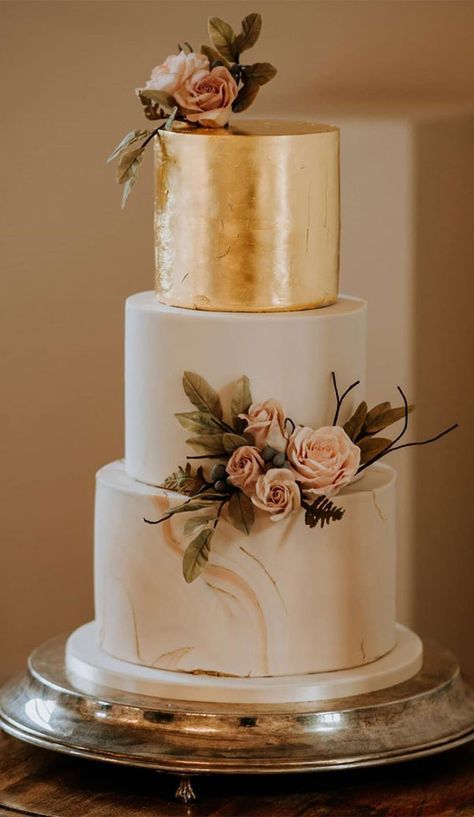 Cakes With Gold Accents, Wedding Cake Ideas Gold, Gold Tier Cake, Cake Designs 3 Tier, Cream And Gold Wedding Cake, Gold Wedding Cake Designs, Gold Wedding Cakes, Wedding Cake Champagne Color, Wedding Cake Gold