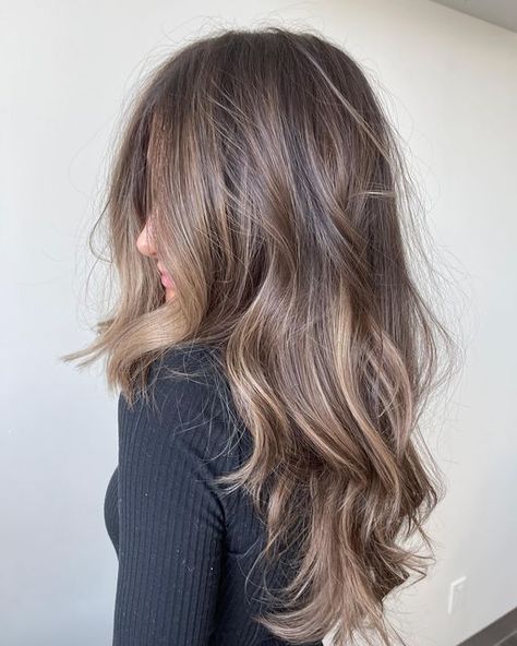 Rambut Brunette, Brown Hair Looks, Lighter Hair, Brown Hair Inspo, Brunette Hair With Highlights, Brunette Balayage Hair, Brown Hair Balayage, Light Hair Color, Balayage Brunette