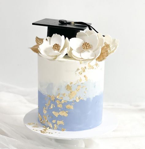 Blue Graduation Cake Ideas, Prom Cakes Ideas, Simple Graduation Cakes, 65 Birthday Cake, Graduation Cake Designs, Graduation Food, Graduation Desserts, Graduation Party Cake, Girly Cakes