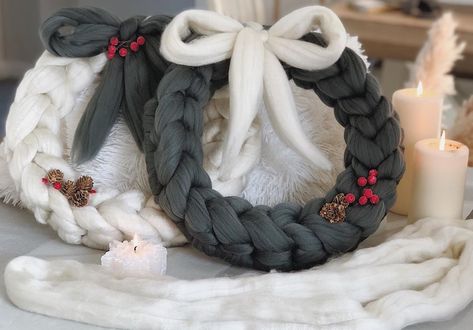 Diy Yarn Wreath Tutorial, Chunky Knit Wreath, Knit Wreath, Diy Wreaths Decor, Christmas Yarn Wreaths, Burlap Wreath Tutorial, Winter Wreath Diy, Fall Ornaments, Diy Wool