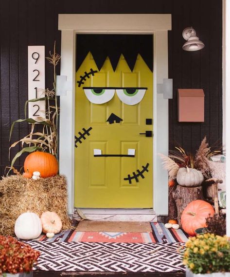 Cheap Easy Halloween Decorations, Pnw Fall, Porta Halloween, Easy Diy Thanksgiving Decorations, Porche Halloween, Spooky Door, Diy Snowman Decorations, Diy Halloween Dekoration, Dollar Store Halloween Decorations