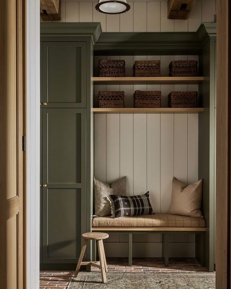 British Mudroom, Mud Room Seating Ideas, Coat Nook, Mudd Room Ideas, Mud Room Designs, Shiplap Mudroom, Mudroom Door, Mudroom Cabinetry, Hall Ways Ideas