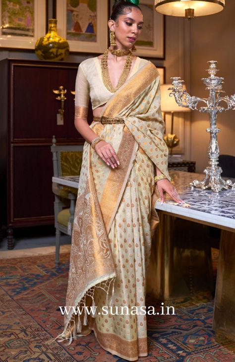 Woman in cream khaddi georgette banarasi saree blouse. Ivory Saree With Contrast Blouse, Georgette Banarasi Saree Blouse Designs, Golden Saree Blouse Designs, White And Gold Saree, Shadi Ideas, White Color Saree, Banarasi Saree Blouse, Khaddi Georgette Banarasi Saree, Bridal Sarees Online