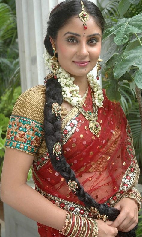 bhanu sri mehra Bhanu Sri, Indian Bridal Photos, Bride Portraits, Saree Navel, Arabian Beauty Women, Saree Photoshoot, Glamorous Makeup, Kundan Necklace, Actors Images