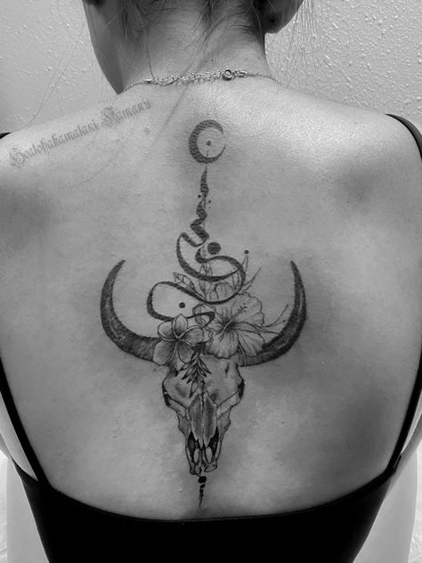 Taurus Spine Tattoo, Animal Spine Tattoo, Skull Spine Tattoo, Western Spine Tattoo, Western Spine Tattoos For Women, Tattoo Down Spine, Longhorn Tattoo, Bull Skull Tattoos, Skull With Horns