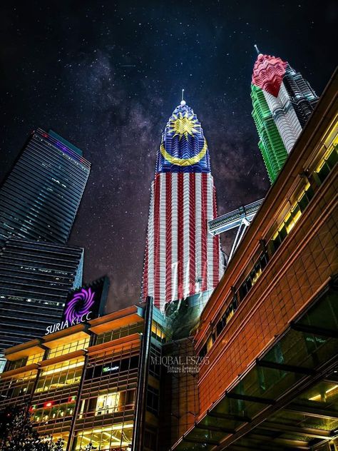 Malaysia Aesthetic Wallpaper, 4k Desktop Wallpapers, Malaysia Flag, Fountain City, Kuala Lumpur City, Wallpaper Iphone Love, Malaysia Travel, Shadow Photos, Typography Poster Design