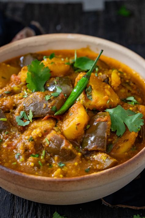 Ringan Batata nu Shaak | Eggplant and Potato Sabzi Tamarind Recipes, Tamarind Paste, Raw Mango, Vegetable Curry, Winner Winner Chicken Dinner, Winner Winner, Curry Leaves, Garam Masala, Food Food