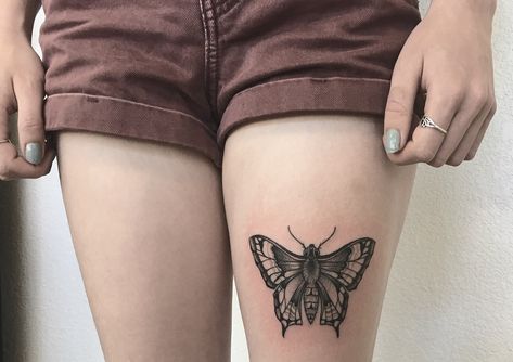 Tatuaje mariposa Thigh Butterfly Tattoo, Butterfly Tattoo Designs, Piercing Tattoo, Moon Tattoo, Butterfly Tattoo, Lotus Flower Tattoo, Maple Leaf Tattoo, Triangle Tattoo, Geometric Tattoo