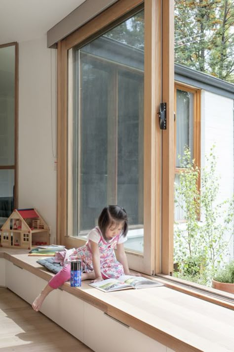 Inbetween House by Inbetween Architecture (via Lunchbox Architect) Window Seat Design, Window Benches, Melbourne House, Window Seats, Design Del Prodotto, Kitchen Window, Lounge Room, Window Design, Window Seat