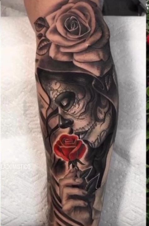 Female Skull Tattoo Design, Skull Candy Tattoo, Skull And Rose Tattoo, Tato Realis, Day Of Dead Tattoo, Mexican Skull Tattoos, Candy Skull Tattoo, Herren Hand Tattoos, Skull Rose Tattoos