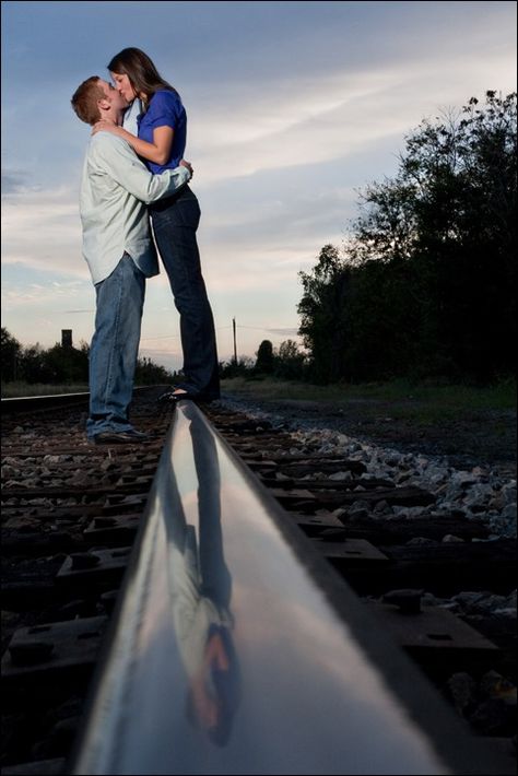 http://www.ispwp.com/contests/ispwp-wedding-photography-contest-gallery-spring-2010-engagement-portrait Composition Photo, City Engagement Photos, Shotting Photo, Railroad Photography, Photographs Ideas, City Engagement, Foto Poses, Photography Contests, Wedding Engagement Photos