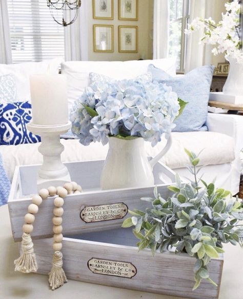 Old House Living Room, Hydrangea Decor, Blue And Green Living Room, Hydrangea Cottage, Center Table Decor, Table Centre Pieces, Green Living Room Decor, Bookshelf Ideas, Green Living Room