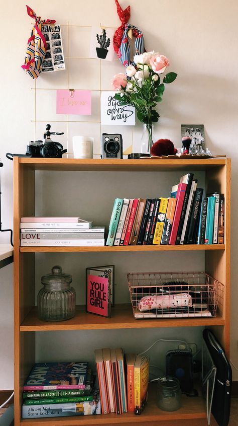 Styling Small Bookshelves, Books Display Ideas, Minimalist Bookshelf Styling, Arranging Bookshelves, Bookshelf Room, Teen Room Designs, Small Bedroom Inspiration, Small House Organization, Dorm Room Styles