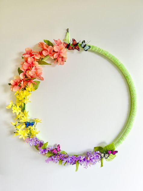 Easy DIY hula hoop wreath for Spring. A Dollar Tree DIY wreath to make in less than an hour. Dollar Tree Diy Wreath, Oversized Wreath, Hula Hoop Wreath, Diy Hula Hoop, Flower Centerpieces Diy, Diy Spring Crafts, Butterflies Wreath, Diy Spring Wreath, Spring Front Door Wreaths